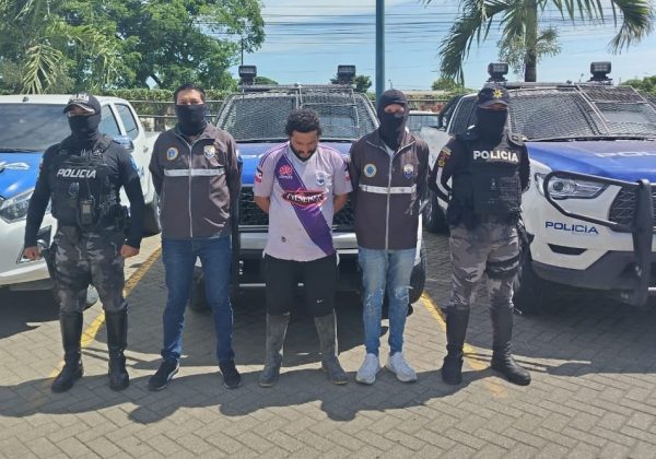 En el cantón Pedernales, la Policía detuvo a Aldo Leonel V. Q., de 33 años, sospechoso de asesinar a tiros a una menor de 14 años.
