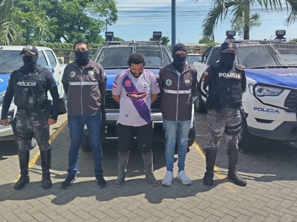 En el cantón Pedernales, la Policía detuvo a Aldo Leonel V. Q., de 33 años, sospechoso de asesinar a tiros a una menor de 14 años.