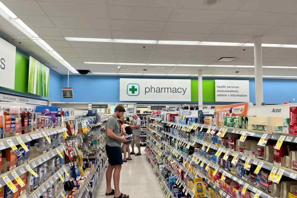 En la farmacia puedes encontrar desde remedios para el resfriado y jarabes, hasta artículos de aseo personal.