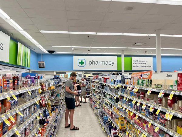 En la farmacia puedes encontrar desde remedios para el resfriado y jarabes, hasta artículos de aseo personal.