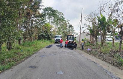 En la parroquia rural San Pedro de Suma (El Carmen), se realizó el bacheo de 4 kilómetros de una de sus principales vías.