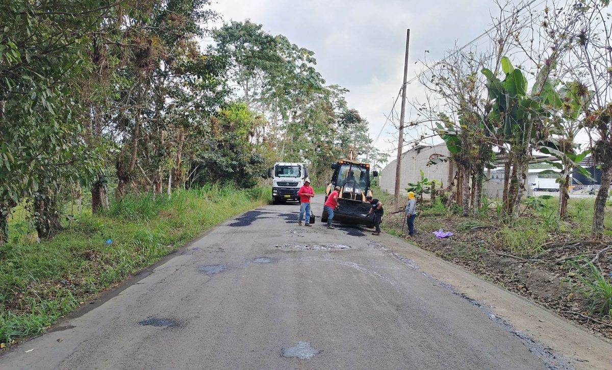 En la parroquia rural San Pedro de Suma (El Carmen), se realizó el bacheo de 4 kilómetros de una de sus principales vías.