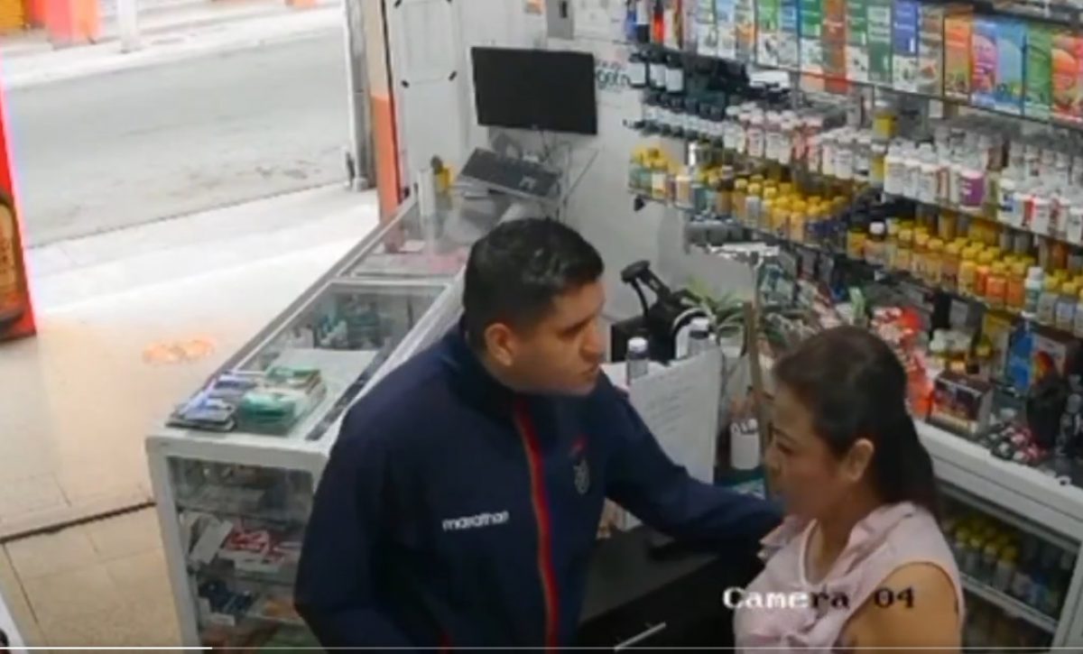 En las imágenes grabadas por las cámaras del negocio, se observa el accionar del delincuente.