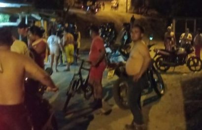 En los alrededores de la escena del crímen varias personas se aglomeraron para conocer sobre lo sucedido.