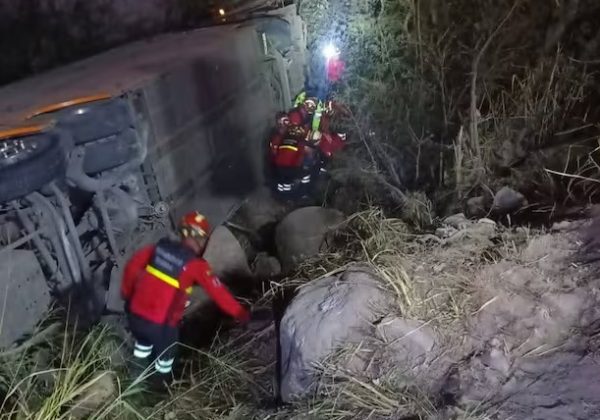 En menos de 48 horas, tres accidentes de tránsito involucrando a cuatro buses de pasajeros en Ecuador dejaron más de 20 heridos.