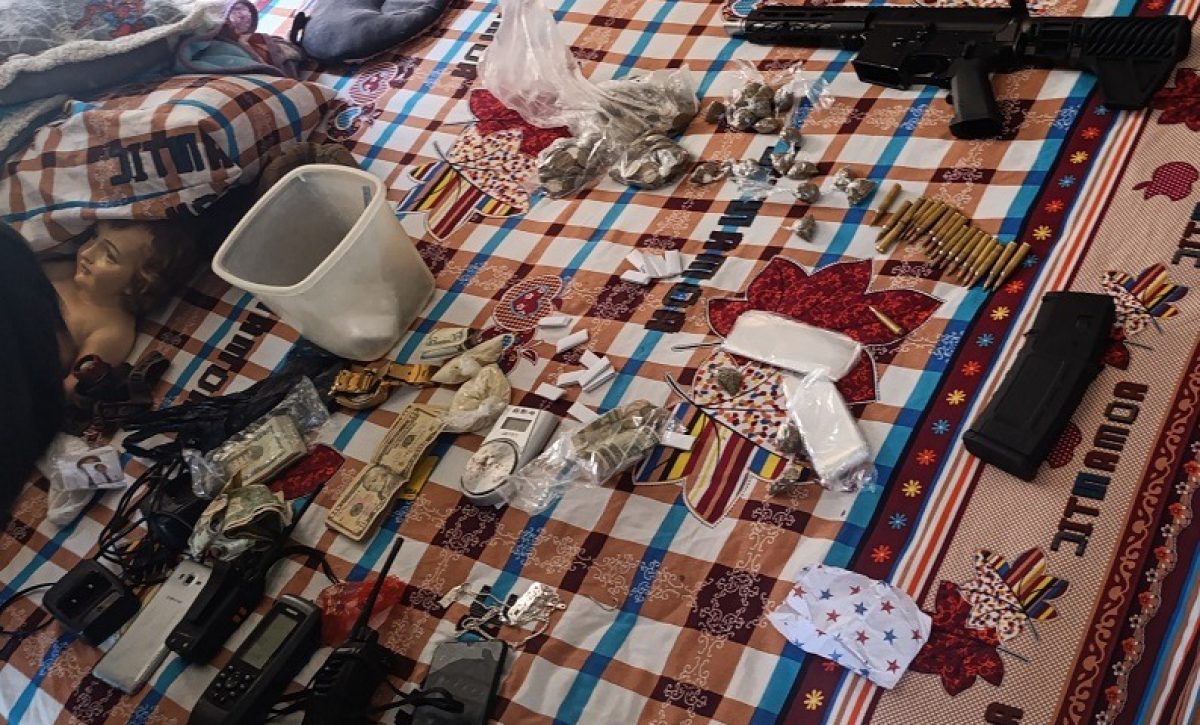 En un operativo conjunto, en la parroquia Cojimíes, de Pedernales se decomisaron armas, droga, combustible y un fusil.
