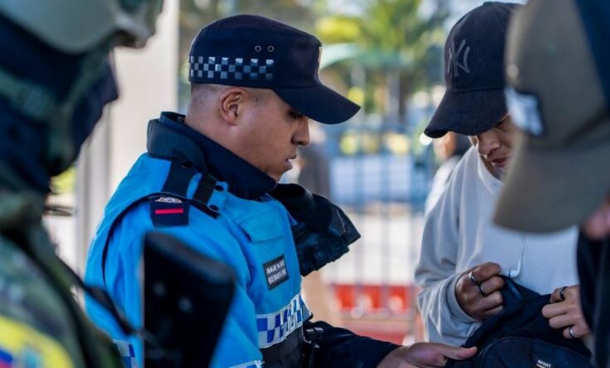 En una semana decomisaron armas, licor y drogas en operativos de transporte público en Quito