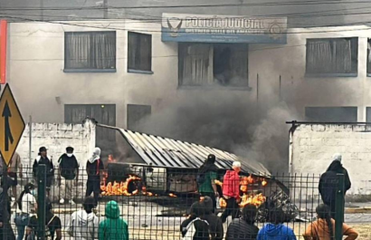 Encapuchados atacan el Comando Policial de Otavalo; hay policías y militares heridos