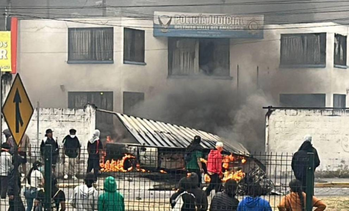 Encapuchados atacan el Comando Policial de Otavalo; hay policías y militares heridos