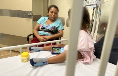 Hilda Álava, cuida a su nieta que quedó ingresada en el hospital, por problemas bacterianos.