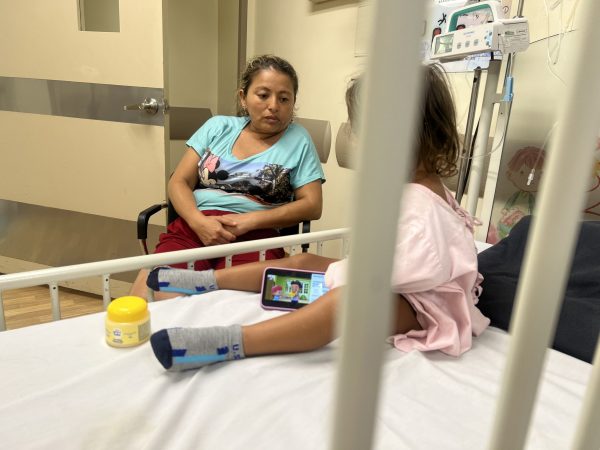 Hilda Álava, cuida a su nieta que quedó ingresada en el hospital, por problemas bacterianos.
