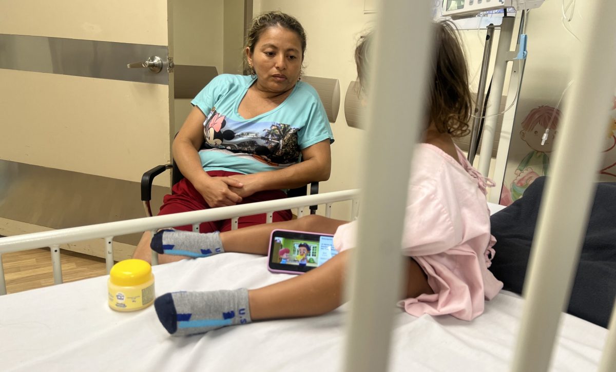 Hilda Álava, cuida a su nieta que quedó ingresada en el hospital, por problemas bacterianos.