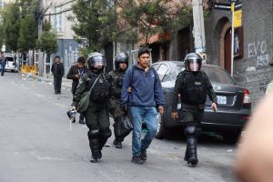 Enfrentamientos en Bolivia: Protestas en varias carreteras dejan 19 policías heridos y 42 detenidos
