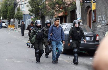 Enfrentamientos en Bolivia: Protestas en varias carreteras dejan 19 policías heridos y 42 detenidos