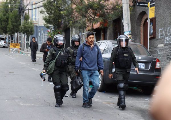 Enfrentamientos en Bolivia: Protestas en varias carreteras dejan 19 policías heridos y 42 detenidos