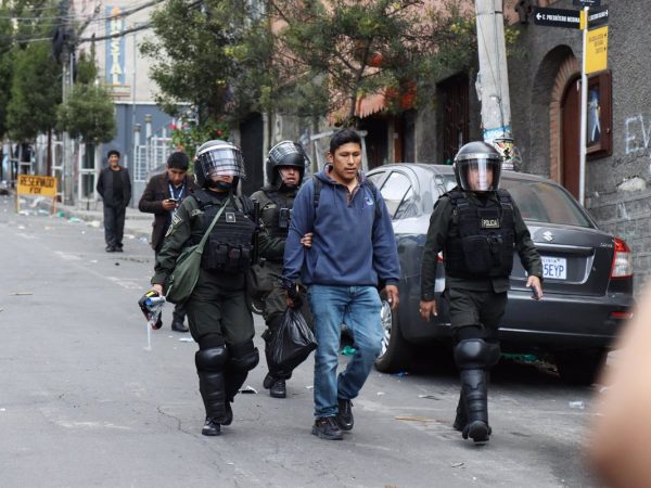 Enfrentamientos en Bolivia: Protestas en varias carreteras dejan 19 policías heridos y 42 detenidos