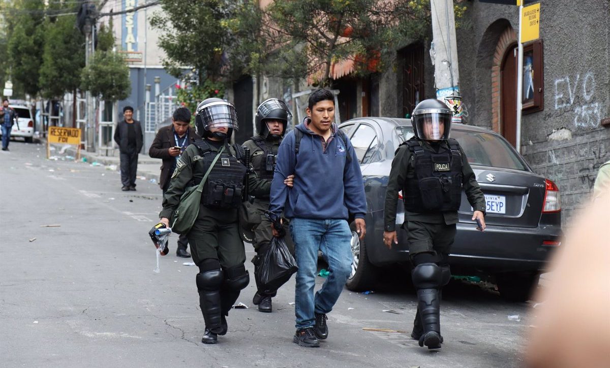 Enfrentamientos en Bolivia: Protestas en varias carreteras dejan 19 policías heridos y 42 detenidos