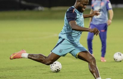 Enner Valencia trabaja en definición ante la mirada del seleccionador Sebastián Beccacece.
