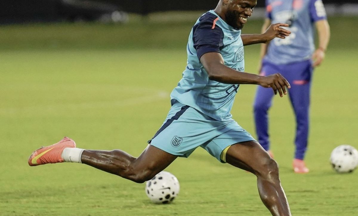 Enner Valencia trabaja en definición ante la mirada del seleccionador Sebastián Beccacece.