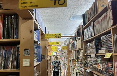 Entre novelas góticas y ensayos históricos, a veces aparecen textos en español esperando ser encontrados por los migrantes.