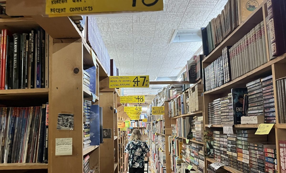 Entre novelas góticas y ensayos históricos, a veces aparecen textos en español esperando ser encontrados por los migrantes.