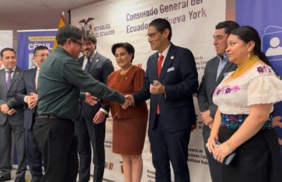 Entrega de cédula a migrantes ecuatorianos en Estados Unidos.