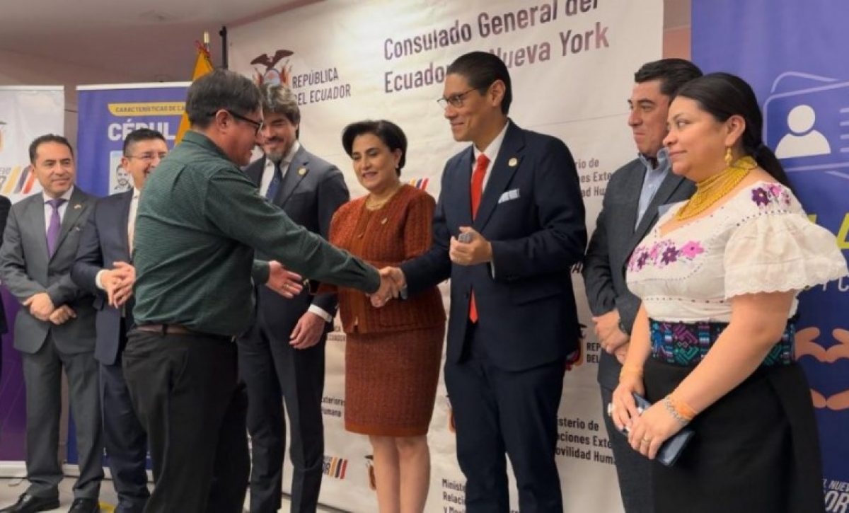 Entrega de cédula a migrantes ecuatorianos en Estados Unidos.