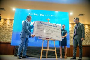 El alcalde Javier Pincay recibió el cheque del pago y entregó el permiso de construcción al gerente de Portoshops, Marco Rivadeneira.