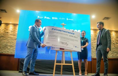 El alcalde Javier Pincay recibió el cheque del pago y entregó el permiso de construcción al gerente de Portoshops, Marco Rivadeneira.