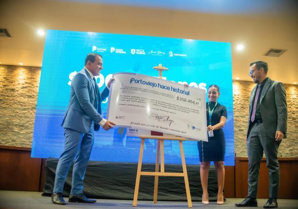 El alcalde Javier Pincay recibió el cheque del pago y entregó el permiso de construcción al gerente de Portoshops, Marco Rivadeneira.