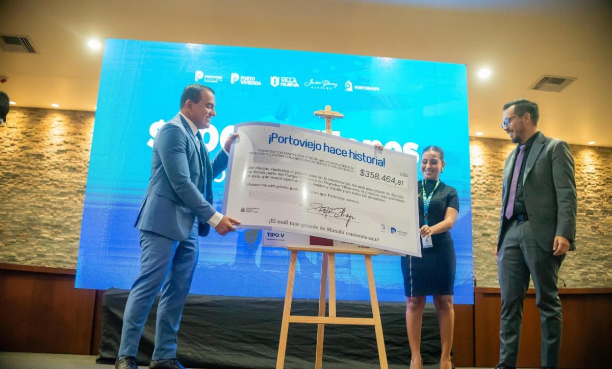 El alcalde Javier Pincay recibió el cheque del pago y entregó el permiso de construcción al gerente de Portoshops, Marco Rivadeneira.