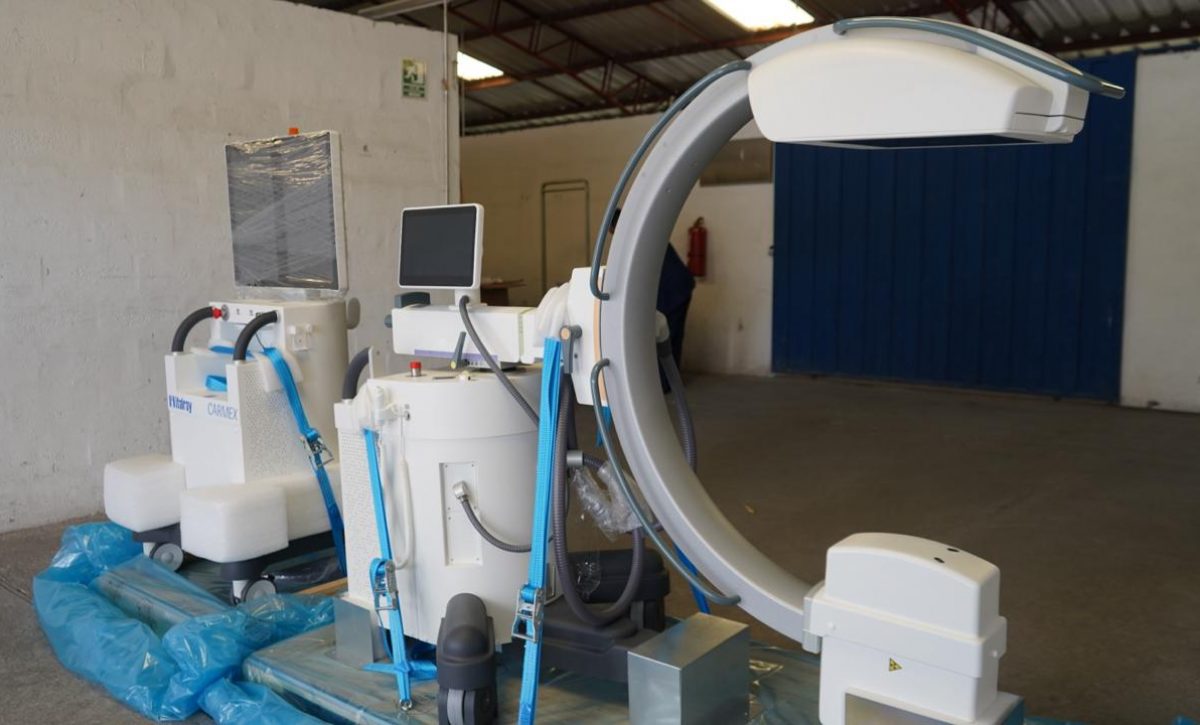 Equipamiento de alta tecnología llega a 32 hospitales ecuatorianos para mejorar procedimientos quirúrgicos