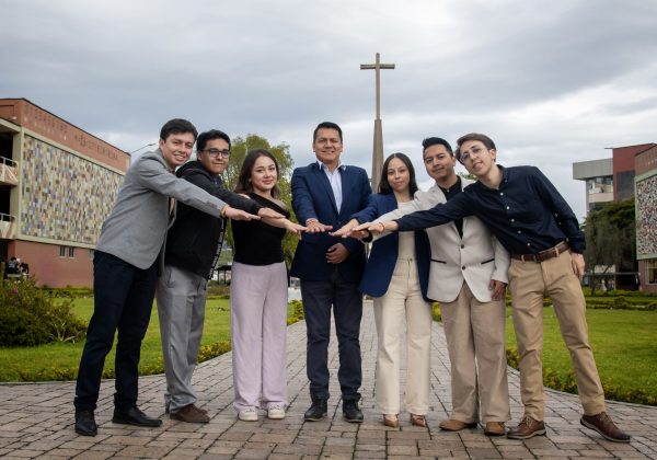 Equipo universitario de Ecuador triunfa en reto global de innovación con propuesta de comunicación ambiental transparente