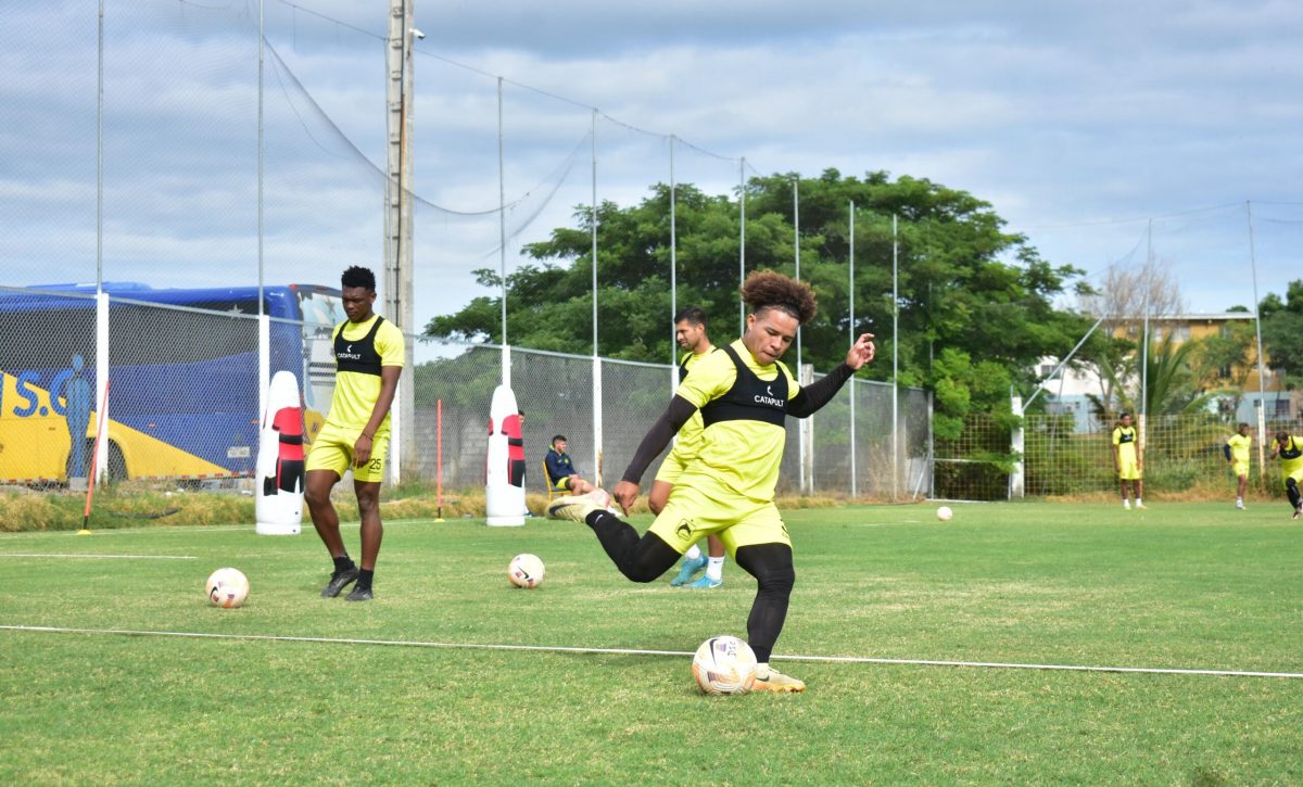 Érick Mendoza, delantero de Delfín SC.