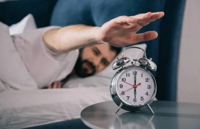 ¿Es bueno posponer la alarma? Consejos para despertarte de ánimo y mejorar tu día