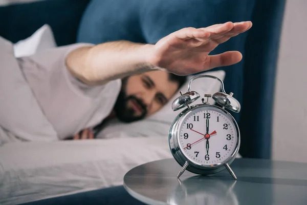 ¿Es bueno posponer la alarma? Consejos para despertarte de ánimo y mejorar tu día