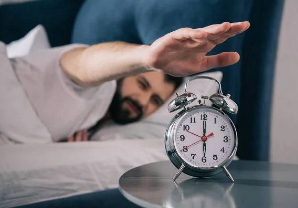 ¿Es bueno posponer la alarma? Consejos para despertarte de ánimo y mejorar tu día