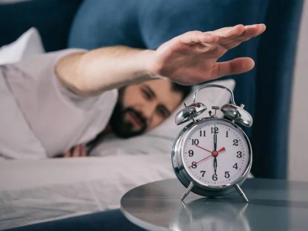 ¿Es bueno posponer la alarma? Consejos para despertarte de ánimo y mejorar tu día