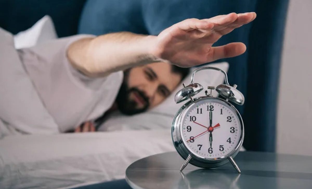 ¿Es bueno posponer la alarma? Consejos para despertarte de ánimo y mejorar tu día