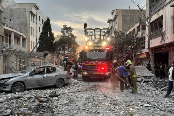 Escalada Bélica: Irán ataca Israel tras ofensiva contra instalaciones nucleares