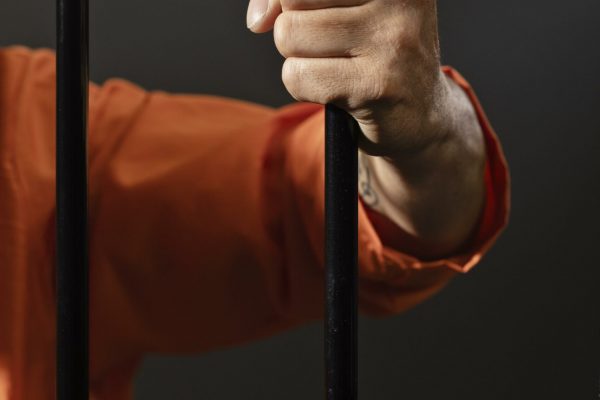 Escándalo en Sangolquí: jueza otorga libertad a docente acusado de abuso sexual