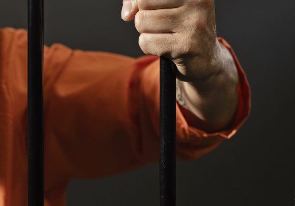 Escándalo en Sangolquí: jueza otorga libertad a docente acusado de abuso sexual