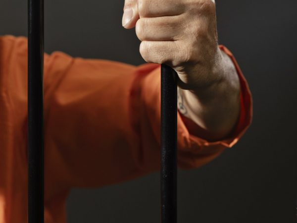 Escándalo en Sangolquí: jueza otorga libertad a docente acusado de abuso sexual