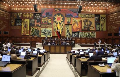 Escándalo en la Asamblea: PSC y correísmo cuestionan lista de despidos de Niels Olsen