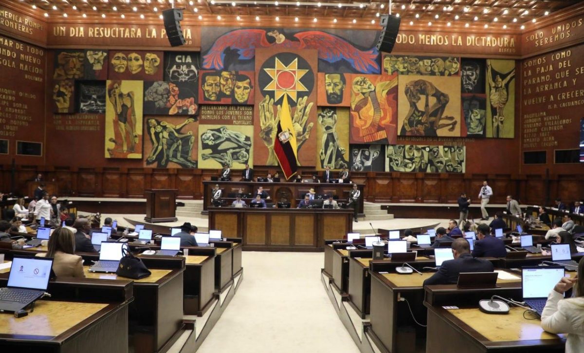 Escándalo en la Asamblea: PSC y correísmo cuestionan lista de despidos de Niels Olsen
