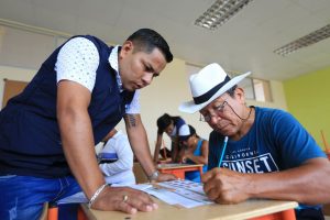 Los estudiantes adultos tienen el acompañamiento de docentes especializados.