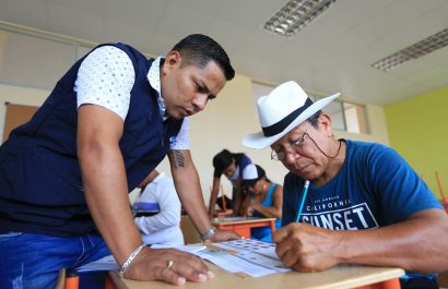 Los estudiantes adultos tienen el acompañamiento de docentes especializados.