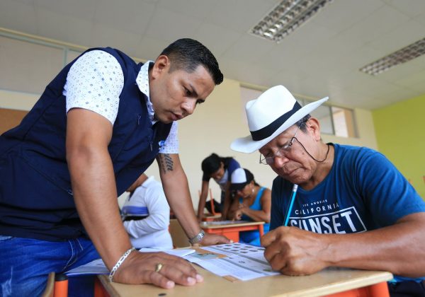 Los estudiantes adultos tienen el acompañamiento de docentes especializados.