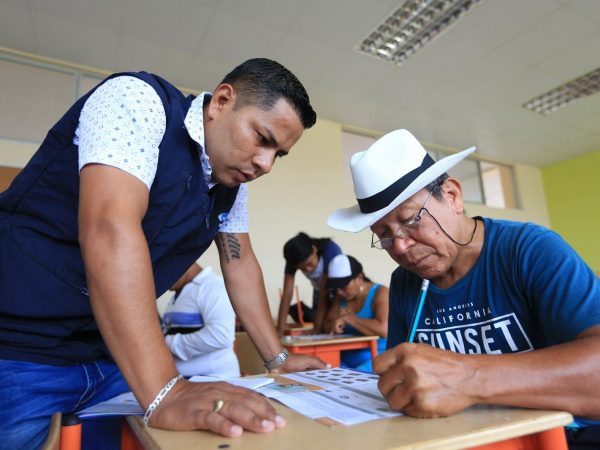 Los estudiantes adultos tienen el acompañamiento de docentes especializados.