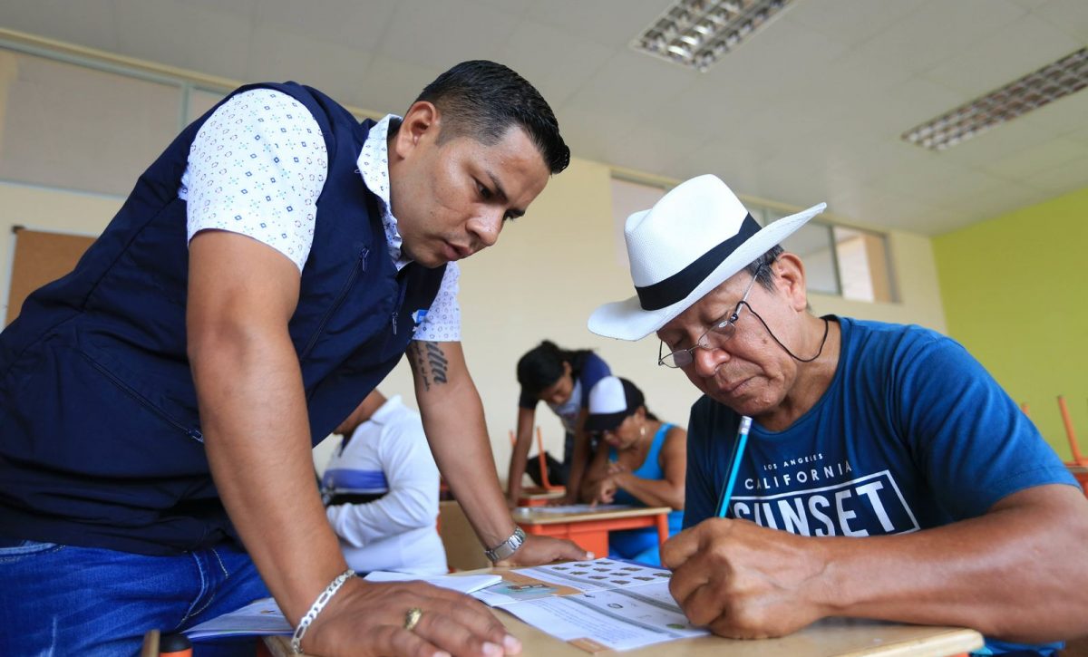 Los estudiantes adultos tienen el acompañamiento de docentes especializados.